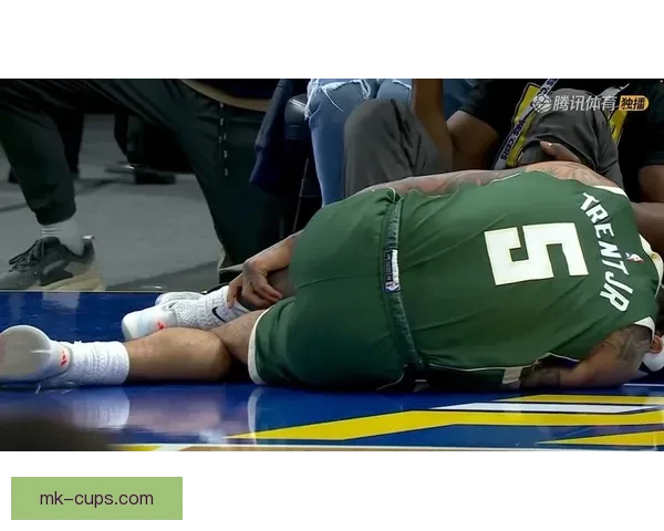 古德温倒地拼抢遭卡尔克布伦纳压伤 伤后返回更衣室接受治疗